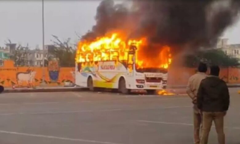 कानपुर बस में भीषण आग, कानपुर बस हादसा, स्लीपर बस आग कानपुर, यात्री बस में आग यूपी, कानपुर हाईवे जाम, पलक ट्रैवेल्स बस आग, Kanpur bus fire, Sleeper bus fire Kanpur, UP highway bus accident, 40 passengers bus fire, Palak Travels bus fire, Kanpur breaking news, कानपुर बस आग फोटो, स्लीपर बस जलती हुई इमेज, कानपुर हाईवे जाम तस्वीर, पुलिसकर्मी रेस्क्यू फोटो, यात्री बस हादसा इमेज, Kanpur bus fire image, Burning sleeper bus photo, UP highway traffic jam visual, Police rescuing passengers image, Bus accident Kanpur picture, #KanpurBusFire, #KanpurBreaking, #UPNews, #BusAccident, #HighwayFire, #KanpurUpdate,