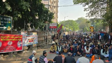 लखनऊ में बिजली के निविदा कर्मचारियों का प्रदर्शन, शक्ति भवन-जीएसटी ऑफिस मार्ग बंद, निविदा कर्मचारी धरना, उत्तर प्रदेश पावर कॉरपोरेशन लिमिटेड प्रदर्शन, तनख्वाह और छंटनी विरोध, लखनऊ समाचार 2025, Lucknow power contract employees protest, Shakti Bhawan-GST Office road blocked, Contract employees strike, UP Power Corporation protest, Salary and layoff dispute, Lucknow news 2025, लखनऊ बिजली कर्मचारियों प्रदर्शन फोटो, शक्ति भवन धरना इमेज, निविदा कर्मचारी मार्ग जाम तस्वीर, लखनऊ पावर कॉरपोरेशन विरोध चित्र, Lucknow power employees protest image, Shakti Bhawan strike photo, Contract employees road block picture, UP Power Corporation protest visual, #LucknowNews, #PowerEmployeesProtest, #UPPowerCorporation, #ContractEmployees, #ShaktiBhawan, #EmployeeRights, #RoadBlock, #SalaryDispute, #NividhaEmployees, #IndiaUpdates,