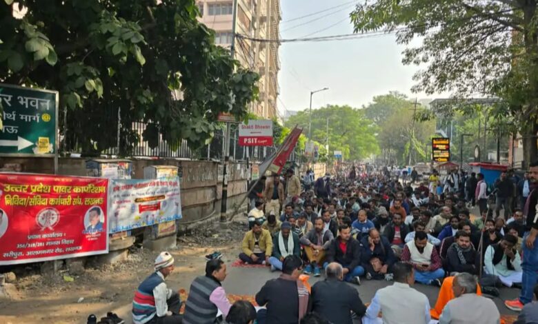 लखनऊ में बिजली के निविदा कर्मचारियों का प्रदर्शन, शक्ति भवन-जीएसटी ऑफिस मार्ग बंद, निविदा कर्मचारी धरना, उत्तर प्रदेश पावर कॉरपोरेशन लिमिटेड प्रदर्शन, तनख्वाह और छंटनी विरोध, लखनऊ समाचार 2025, Lucknow power contract employees protest, Shakti Bhawan-GST Office road blocked, Contract employees strike, UP Power Corporation protest, Salary and layoff dispute, Lucknow news 2025, लखनऊ बिजली कर्मचारियों प्रदर्शन फोटो, शक्ति भवन धरना इमेज, निविदा कर्मचारी मार्ग जाम तस्वीर, लखनऊ पावर कॉरपोरेशन विरोध चित्र, Lucknow power employees protest image, Shakti Bhawan strike photo, Contract employees road block picture, UP Power Corporation protest visual, #LucknowNews, #PowerEmployeesProtest, #UPPowerCorporation, #ContractEmployees, #ShaktiBhawan, #EmployeeRights, #RoadBlock, #SalaryDispute, #NividhaEmployees, #IndiaUpdates,