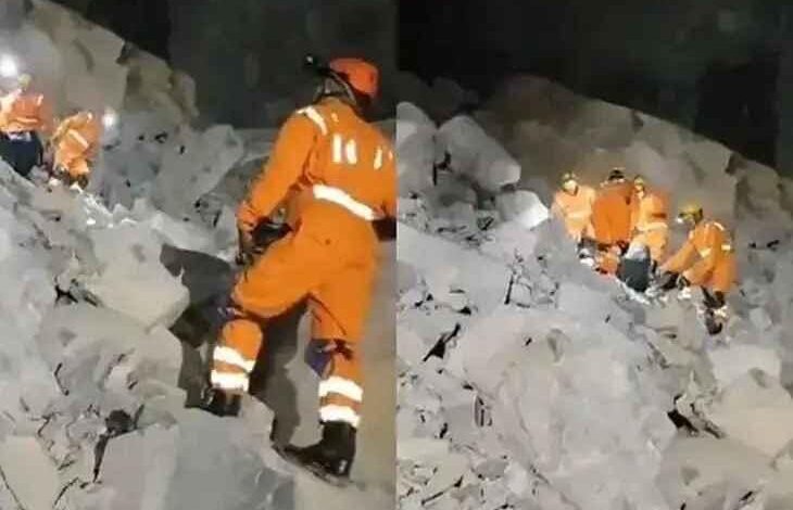 सोनभद्र हादसा, सोनभद्र खदान दुर्घटना, NDRF रेस्क्यू सोनभद्र, 14 मजदूर मलबे में दबे, सोनभद्र खदान मालिक FIR, सोनभद्र पहाड़ गिरा हादसा, Sonbhadra accident, Sonbhadra mine collapse, NDRF rescue Sonbhadra, 14 workers trapped Sonbhadra, Mine owner FIR Sonbhadra, Sonbhadra hill collapse news, सोनभद्र हादसा फोटो, सोनभद्र खदान रेस्क्यू इमेज, NDRF SDRF रेस्क्यू तस्वीर, Sonbhadra accident image, Mine collapse rescue photo, NDRF SDRF operation picture, #सोनभद्रहादसा, #SonbhadraAccident, #MiningAccident, #NDRF, #SDRF, #BreakingNews, #UPNews,