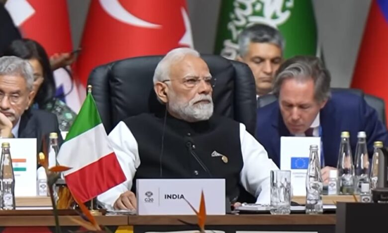 अमेरिका के बायकॉट के बावजूद G20 घोषणापत्र मंजूर, G20 समिट अमेरिका बायकॉट, साउथ अफ्रीका ट्रम्प मांग ठुकराई, G20 में मोदी पहल, वैश्विक विकास मॉडल विवाद, G20 घोषणापत्र 2026 मेजबानी, महिलाओं पर अत्याचार दक्षिण अफ्रीका, G20 महिला आंदोलन, ड्रग टेरर नेक्सस पहल, G20 declaration approved despite US boycott, Trump boycott G20, South Africa rejects Trump request, G20 chair empty seat symbolism, Modi initiatives at G20, Global development model criticism, South Africa national emergency on violence against women, G20 Women Shutdown protest, G20 अमेरिका विवाद, ट्रम्प बायकॉट समिट, G20 2026 मेजबानी मुद्दा, दक्षिण अफ्रीका राष्ट्रपति रामफोसा, मोदी का G20 संबोधन, अफ्रीका स्किल पहल, हिंसा विरोध प्रदर्शन दक्षिण अफ्रीका, US boycott G20 news, Trump denied G20 chair, 2026 G20 hosting symbolic empty seat, Ramaphosa statement G20, Modi speech at G20 summit, Africa skill initiative launch, Women protest South Africa G20, #G20Declaration #USBoycott #TrumpControversy #SouthAfricaG20 #ModiAtG20 #GlobalDevelopmentModel #AfricaSkillInitiative #DrugTerrorNexus #WomenShutdownProtest #G20Summit2025,