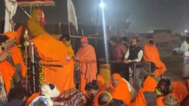 शंकराचार्य स्वामी अविमुक्तेश्वरानंद, Shankarcharya Swami Avimukteshwaranand News, प्रयागराज माघ मेला विवाद, Mauni Amavasya Snan Controversy, Prayagraj Dharna News, Hindu Religious Protest UP, Police Administration Controversy,शंकराचार्य स्वामी अविमुक्तेश्वरानंद धरना, संगम स्नान प्रयागराज, Shankarcharya Protest Image, Mauni Amavasya Prayagraj Photo, Mela Area Protest Image,प्रयागराज ब्रेकिंग न्यूज, उत्तर प्रदेश धार्मिक विवाद, माघ मेला ताजा खबर, Prayagraj Religious Breaking News, Uttar Pradesh Dharna News, Shankarcharya Avimukteshwaranand Protest, Mauni Amavasya Snan Issue, Police Administration News UP,