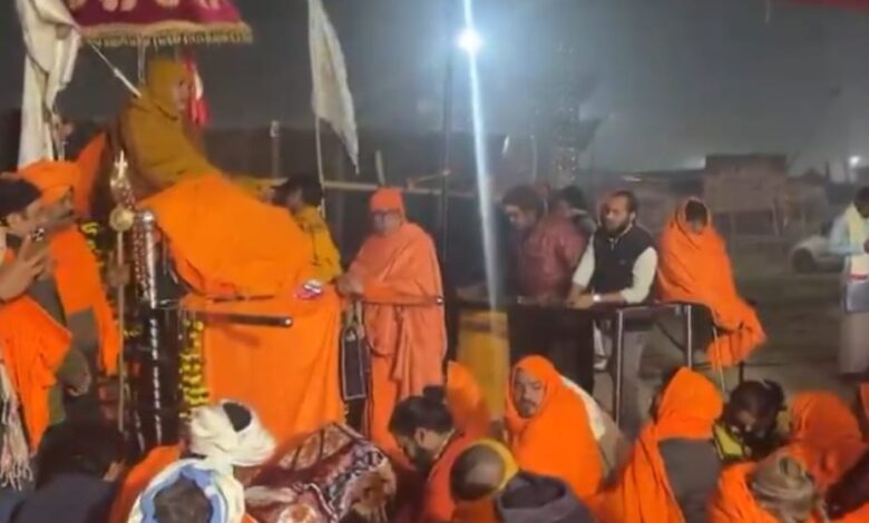 शंकराचार्य स्वामी अविमुक्तेश्वरानंद, Shankarcharya Swami Avimukteshwaranand News, प्रयागराज माघ मेला विवाद, Mauni Amavasya Snan Controversy, Prayagraj Dharna News, Hindu Religious Protest UP, Police Administration Controversy,शंकराचार्य स्वामी अविमुक्तेश्वरानंद धरना, संगम स्नान प्रयागराज, Shankarcharya Protest Image, Mauni Amavasya Prayagraj Photo, Mela Area Protest Image,प्रयागराज ब्रेकिंग न्यूज, उत्तर प्रदेश धार्मिक विवाद, माघ मेला ताजा खबर, Prayagraj Religious Breaking News, Uttar Pradesh Dharna News, Shankarcharya Avimukteshwaranand Protest, Mauni Amavasya Snan Issue, Police Administration News UP,