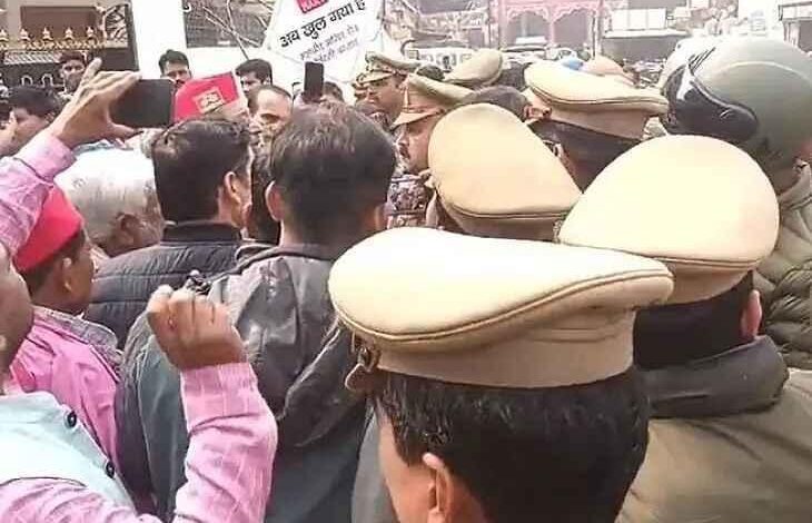 #Varanasi News, #SP MP Detained, #Manikarnika Ghat News, #Samajwadi Party Protest, #Ahilyabai Statue Broken, #Varanasi Political News, #UP News Today, #Police Action Varanasi #वाराणसी समाचार, #सपा सांसद हिरासत में, #मणिकर्णिका घाट समाचार, #समाजवादी पार्टी का विरोध, #अहिल्याबाई की मूर्ति तोड़ी, #वाराणसी राजनीतिक समाचार, #यूपी समाचार आज, #पुलिस कार्रवाई वाराणसी