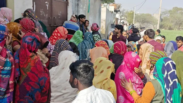 मथुरा सामूहिक आत्महत्या स्थल, खप्परपुर गांव पुलिस जांच, मथुरा सुसाइड केस भीड़,मथुरा, खप्परपुर गांव, महावन थाना, उत्तर प्रदेश, सामूहिक आत्महत्या, सुसाइड नोट, यूपी क्राइम न्यूज़, मथुरा समाचार,Mathura, Khapparpur Village, Mahavan Police Station, Uttar Pradesh, Mass Suicide, Suicide Case, UP Crime News,