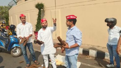 Lucknow protest news, लखनऊ प्रदर्शन समाचार, LPG gas crisis Lucknow, Lucknow Samajwadi Party protest, सपा प्रदर्शन लखनऊ, Bapu Bhawan chauraha protest Lucknow, LPG cylinder price protest UP, Uttar Pradesh political protest news, Lucknow LPG shortage news, Samajwadi Chhatra Sabha protest Lucknow, Lucknow political news, UP gas cylinder crisis news, Lucknow Vidhan Bhavan protest news,लखनऊ में उपले बांटकर प्रदर्शन, Lucknow cow dung cakes protest, Samajwadi Party protest Lucknow, LPG crisis protest UP, Lucknow Bapu Bhawan chauraha protest, gas cylinder shortage protest Lucknow, Lucknow students LPG problem news, Uttar Pradesh political protest,#LucknowNews, #LPGCrisis, #LucknowProtest, #SamajwadiParty, #UPPolitics, #GasCylinderPrice, #LucknowCity, #VidhanBhavanLucknow, #UttarPradeshNews, #PoliticalProtest,