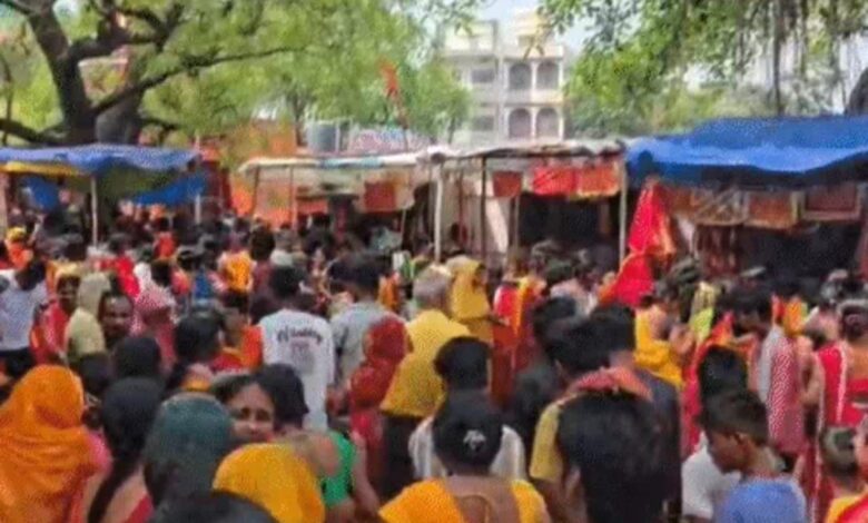 नालंदा जिला भगदड़ खबर, बिहार मंदिर हादसा समाचार, Nalanda district stampede news, Bihar religious accident news, Bihar Sharif temple crowd accident, Nalanda breaking news today, Bihar festival accident update, crowd control failure Bihar temple, district Nalanda incident report, Bihar state accident news temple, India religious event stampede news,#NalandaStampede, #BiharNews, #TempleAccident, #ShitalaMataMandir, #BiharSharifNews, #StampedeNews, #BreakingNewsIndia, #ReligiousEvent, #CrowdManagementFailure, #NalandaDistrict, #IndiaNews,शीतला माता मंदिर भीड़, नालंदा भगदड़ फोटो, Bihar temple stampede image, Nalanda crowd हादसा, मंदिर मेला भीड़, Shitala Ashtami crowd Bihar, Nalanda temple rush photo, Bihar Sharif accident visuals,नालंदा मंदिर भगदड़, बिहारशरीफ मंदिर हादसा, शीतला माता मंदिर हादसा, Nalanda Temple Stampede, Bihar Sharif Stampede News, Shitala Mata Mandir Crowd Accident, Nalanda Bihar News Today, Temple Stampede India, Religious Crowd Accident Bihar, Nalanda District News, Bihar Breaking News, Stampede Case Bihar, crowd mismanagement Bihar, temple accident news India,
