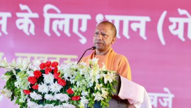 राष्ट्रपति द्रौपदी मुर्मू लखनऊ आगमन, राष्ट्रपति ब्रह्माकुमारीज उद्घाटन, राजयोग प्रशिक्षण केंद्र लखनऊ, द्रौपदी मुर्मू भाषण, President Droupadi Murmu Lucknow arrival, President launches Brahma Kumaris campaign, Rajyog training center Lucknow, Droupadi Murmu speech Lucknow, राष्ट्रपति लखनऊ आगमन फोटो, ब्राह्माकुमारी उद्घाटन इमेज, राजयोग केंद्र उद्घाटन फोटो, President Murmu Lucknow image, Brahma Kumaris inauguration photo, Rajyog training centre opening image, #DroupadiMurmu, #BrahmaKumaris, #Rajyog, #LucknowVisit, #ValueEducation,राष्ट्रपति द्रौपदी मुर्मू लखनऊ ब्रह्माकुमारीज समागम राष्ट्रपति द्रौपदी मुर्मू लखनऊ ब्रह्माकुमारीज समागम में बोलीं—‘आगे बढ़ने से पहले भीतर झांकना जरूरी’ राष्ट्रपति द्रौपदी मुर्मू लखनऊ ब्रह्माकुमारीज समागम में पहुंचीं और राजयोग प्रशिक्षण केंद्र का उद्घाटन किया। उन्होंने कहा कि आज के समय में आगे बढ़ने से अधिक भीतर झांकने की जरूरत है। राष्ट्रीय शिक्षा नीति मूल्य-आधारित शिक्षा को बढ़ावा देती है। लखनऊ। राष्ट्रपति द्रौपदी मुर्मू लखनऊ ब्रह्माकुमारीज समागम में बुधवार को पहुँचीं, जहां उन्होंने सुल्तानपुर रोड स्थित गुलजार उपवन में नव निर्मित राजयोग प्रशिक्षण केंद्र का उद्घाटन किया। अपने संबोधन में राष्ट्रपति ने कहा कि “आज के समय में केवल आगे बढ़ना पर्याप्त नहीं, बल्कि अपने भीतर झांकने की यात्रा शुरू करना अनिवार्य है।” उन्होंने कहा कि शांति और सुख बाहरी साधनों से नहीं बल्कि आंतरिक मन की अवस्था से उत्पन्न होते हैं। राष्टपति ने राष्ट्रीय शिक्षा नीति को मूल्य-आधारित शिक्षा की दिशा में अहम कदम बताया और कहा कि भारत ने G-20 के माध्यम से वन वर्ल्ड, वन अर्थ, वन फैमिली का संदेश देकर वैश्विक एकता को नई दिशा दी। समागम में उपस्थित साधकों और अतिथियों का उत्साह देखते हुए राष्ट्रपति ने कहा कि ब्रह्माकुमारीज का मिशन गांव-गांव तक शांति और प्रेम का संदेश पहुँचाने में महत्वपूर्ण भूमिका निभा रहा है। राष्ट्रपति ने कार्यक्रम में उपस्थित हजारों साधकों और आम नागरिकों को संबोधित करते हुए कहा कि आज के समय में केवल आगे बढ़ने पर ज़ोर नहीं बल्कि अपने भीतर झांकने की आवश्यकता है। उन्होंने ब्रह्माकुमारीज द्वारा शिक्षा और स्वास्थ्य के क्षेत्र में किए जा रहे प्रयासों की प्रशंसा की और कहा कि संस्था द्वारा गांव-गांव में किये जा रहे आत्म-विश्वास व एकता प्रसार के काम का महत्त्वपूर्ण योगदान है। ब्रह्माकुमारीज के सांस्कृतिक प्रस्तुति कार्यक्रमों और पारंपरिक वाद्यों ने कार्यक्रम को और भव्य बनाया। कार्यक्रम के दौरान राष्ट्रपति ने ब्रह्माकुमारीज के नए राजयोग प्रशिक्षण केंद्र का उद्घाटन किया — यह केंद्र बड़े पैमाने पर ध्यान और वैल्यू शिक्षा के प्रसार के लिए बनता है और बताया जा रहा है कि यहाँ एक समय में डेढ़ लाख तक लोग अभ्यास कर सकेंगे । कार्यक्रम में अनेक VIP और आम सदस्य शामिल थे; प्रशासन ने सुरक्षा-व्यवस्था और यातायात नियंत्रण हेतु विस्तृत बंदोबस्त किये राष्ट्रपति के स्वागत के लिए विशेष सांस्कृतिक प्रस्तुतियाँ भी हुईं, जिसमें मथुरा से आए कलाकारों ने रासलीला प्रस्तुत की। राष्ट्रपति का यह दौरा राज्य के लिए प्रशासनिक व सांस्कृतिक दृष्टि से भी महत्वपूर्ण है — उनके कार्यक्रम में राजभवन और अन्य आधिकारिक मुलाकातें भी शामिल हैं। योगी मन की गंदी प्रवृत्तियां, योगी ब्रह्माकुमारी उद्बोधन, मन आतंकवाद का कारण योगी, राजयोग लखनऊ कार्यक्रम, Yogi mind causes terrorism, CM Yogi Brahma Kumaris address, mind and terrorism statement, Rajyog Lucknow event, योगी ब्राह्माकुमारी समागम फोटो, सीएम योगी भाषण इमेज, CM Yogi speech image, Brahma Kumaris event Yogi image, #CMYogi, #MindAndTerrorism, #Rajyog, #BrahmaKumaris,