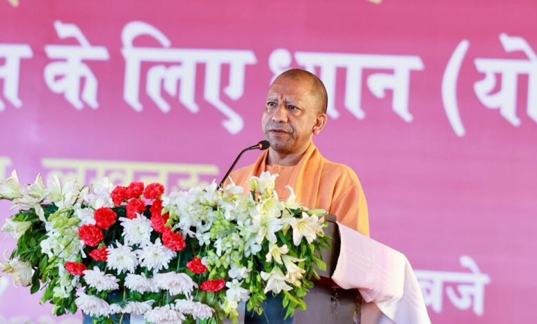राष्ट्रपति द्रौपदी मुर्मू लखनऊ आगमन, राष्ट्रपति ब्रह्माकुमारीज उद्घाटन, राजयोग प्रशिक्षण केंद्र लखनऊ, द्रौपदी मुर्मू भाषण, President Droupadi Murmu Lucknow arrival, President launches Brahma Kumaris campaign, Rajyog training center Lucknow, Droupadi Murmu speech Lucknow, राष्ट्रपति लखनऊ आगमन फोटो, ब्राह्माकुमारी उद्घाटन इमेज, राजयोग केंद्र उद्घाटन फोटो, President Murmu Lucknow image, Brahma Kumaris inauguration photo, Rajyog training centre opening image, #DroupadiMurmu, #BrahmaKumaris, #Rajyog, #LucknowVisit, #ValueEducation,राष्ट्रपति द्रौपदी मुर्मू लखनऊ ब्रह्माकुमारीज समागम राष्ट्रपति द्रौपदी मुर्मू लखनऊ ब्रह्माकुमारीज समागम में बोलीं—‘आगे बढ़ने से पहले भीतर झांकना जरूरी’ राष्ट्रपति द्रौपदी मुर्मू लखनऊ ब्रह्माकुमारीज समागम में पहुंचीं और राजयोग प्रशिक्षण केंद्र का उद्घाटन किया। उन्होंने कहा कि आज के समय में आगे बढ़ने से अधिक भीतर झांकने की जरूरत है। राष्ट्रीय शिक्षा नीति मूल्य-आधारित शिक्षा को बढ़ावा देती है। लखनऊ। राष्ट्रपति द्रौपदी मुर्मू लखनऊ ब्रह्माकुमारीज समागम में बुधवार को पहुँचीं, जहां उन्होंने सुल्तानपुर रोड स्थित गुलजार उपवन में नव निर्मित राजयोग प्रशिक्षण केंद्र का उद्घाटन किया। अपने संबोधन में राष्ट्रपति ने कहा कि “आज के समय में केवल आगे बढ़ना पर्याप्त नहीं, बल्कि अपने भीतर झांकने की यात्रा शुरू करना अनिवार्य है।” उन्होंने कहा कि शांति और सुख बाहरी साधनों से नहीं बल्कि आंतरिक मन की अवस्था से उत्पन्न होते हैं। राष्टपति ने राष्ट्रीय शिक्षा नीति को मूल्य-आधारित शिक्षा की दिशा में अहम कदम बताया और कहा कि भारत ने G-20 के माध्यम से वन वर्ल्ड, वन अर्थ, वन फैमिली का संदेश देकर वैश्विक एकता को नई दिशा दी। समागम में उपस्थित साधकों और अतिथियों का उत्साह देखते हुए राष्ट्रपति ने कहा कि ब्रह्माकुमारीज का मिशन गांव-गांव तक शांति और प्रेम का संदेश पहुँचाने में महत्वपूर्ण भूमिका निभा रहा है। राष्ट्रपति ने कार्यक्रम में उपस्थित हजारों साधकों और आम नागरिकों को संबोधित करते हुए कहा कि आज के समय में केवल आगे बढ़ने पर ज़ोर नहीं बल्कि अपने भीतर झांकने की आवश्यकता है। उन्होंने ब्रह्माकुमारीज द्वारा शिक्षा और स्वास्थ्य के क्षेत्र में किए जा रहे प्रयासों की प्रशंसा की और कहा कि संस्था द्वारा गांव-गांव में किये जा रहे आत्म-विश्वास व एकता प्रसार के काम का महत्त्वपूर्ण योगदान है। ब्रह्माकुमारीज के सांस्कृतिक प्रस्तुति कार्यक्रमों और पारंपरिक वाद्यों ने कार्यक्रम को और भव्य बनाया। कार्यक्रम के दौरान राष्ट्रपति ने ब्रह्माकुमारीज के नए राजयोग प्रशिक्षण केंद्र का उद्घाटन किया — यह केंद्र बड़े पैमाने पर ध्यान और वैल्यू शिक्षा के प्रसार के लिए बनता है और बताया जा रहा है कि यहाँ एक समय में डेढ़ लाख तक लोग अभ्यास कर सकेंगे । कार्यक्रम में अनेक VIP और आम सदस्य शामिल थे; प्रशासन ने सुरक्षा-व्यवस्था और यातायात नियंत्रण हेतु विस्तृत बंदोबस्त किये राष्ट्रपति के स्वागत के लिए विशेष सांस्कृतिक प्रस्तुतियाँ भी हुईं, जिसमें मथुरा से आए कलाकारों ने रासलीला प्रस्तुत की। राष्ट्रपति का यह दौरा राज्य के लिए प्रशासनिक व सांस्कृतिक दृष्टि से भी महत्वपूर्ण है — उनके कार्यक्रम में राजभवन और अन्य आधिकारिक मुलाकातें भी शामिल हैं। योगी मन की गंदी प्रवृत्तियां, योगी ब्रह्माकुमारी उद्बोधन, मन आतंकवाद का कारण योगी, राजयोग लखनऊ कार्यक्रम, Yogi mind causes terrorism, CM Yogi Brahma Kumaris address, mind and terrorism statement, Rajyog Lucknow event, योगी ब्राह्माकुमारी समागम फोटो, सीएम योगी भाषण इमेज, CM Yogi speech image, Brahma Kumaris event Yogi image, #CMYogi, #MindAndTerrorism, #Rajyog, #BrahmaKumaris,