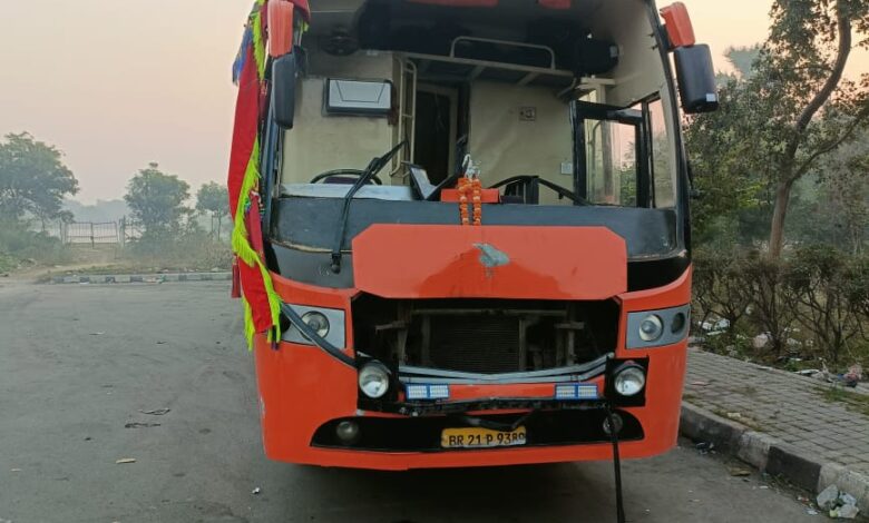 #कानपुरबसहादसा #KanpurBusAccident #AgraLucknowExpressway #RoadAccident #UPNews #BreakingNews #SleeperBusOverturned #3Dead25Injured #UttarPradeshNews #KanpurLiveUpdate #BusAccidentToday #DelhiToBiharBus #EmergencyResponse #HalletHospital #YatraAccident #IndianRoadAccident #UPExpressway,कानपुर बस हादसा, आगरा-लखनऊ एक्सप्रेसवे दुर्घटना, स्लीपर बस पलटी, 3 की मौत 25 घायल, कानपुर सड़क हादसा, दिल्ली से बिहार बस हादसा, यूपी रोड एक्सीडेंट, कानपुर लाइव अपडेट, बस ड्राइवर झपकी हादसा, हैलट अस्पताल कानपुर, Kanpur bus accident, Agra Lucknow expressway accident, Sleeper bus overturned, 3 dead 25 injured, Kanpur road accident news, Delhi to Bihar bus accident, UP road accident update, Kanpur live news, Driver drowsy accident, Halat hospital Kanpur, कानपुर बस एक्सीडेंट फोटो, स्लीपर बस पलटी तस्वीरें, एक्सप्रेसवे दुर्घटना इमेज, घायल यात्रियों की तस्वीर, बस हादसा कानपुर 2025, अस्पताल में भर्ती घायलों की फोटो, Kanpur bus accident images, Sleeper bus overturned photo, Expressway crash pictures, Injured passengers images, Kanpur accident 2025 photos,