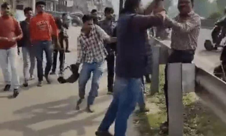 लखनऊ ओला सर्विस सेंटर मारपीट, लखनऊ ओला मारपीट, ओला सर्विस सेंटर विवाद, लखनऊ मारपीट केस, ओला स्टाफ गुंडई लखनऊ, लखनऊ पुलिस कार्रवाई, ओला स्कूटी सर्विस मारपीट, लखनऊ ताज़ा खबर, Lucknow Ola Service Center Fight, Lucknow Ola Assault Case, Ola Staff Misbehaviour Lucknow, Lucknow Viral Video, Ola Service Center Violence, Lucknow Crime News, Ola Customer Assault, ओला मारपीट वीडियो, लखनऊ ओला स्टाफ हमला, सर्विस सेंटर मारपीट फोटो, लखनऊ सड़क पिटाई केस, Ola fight images, Lucknow assault photos, Ola service center attack visuals, Customer beaten Lucknow, #LucknowNews, #OlaServiceCenter, #LucknowCrime, #OlaAssault, #UPPolice, #ViralVideo, #BreakingNews,