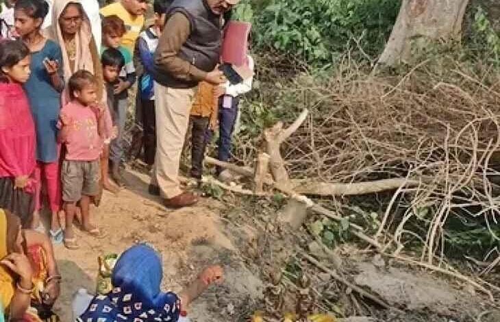 UP में खुदाई के दौरान मिला खजाना, उन्नाव में मिला खजाना, खेत में मिला घड़ा, प्राचीन मूर्तियाँ उन्नाव, राधा कृष्ण की मूर्तियाँ मिली, खुदाई में मिली धरोहर, संस्कृत भोजपत्र मिला, उन्नाव ताज़ा खबर, UP न्यूज़, प्राचीन खोज उन्नाव, Treasure found during excavation in UP, Unnao treasure discovery, ancient idols found in farm, Radha Krishna idols UP, Sanskrit manuscript found, clay pot discovery Unnao, archaeological findings UP, UP breaking news, ancient artifacts discovered, उन्नाव खुदाई तस्वीर, खेत से मिली मूर्तियाँ फोटो, घड़ा मिलने की घटना, राधा कृष्ण मूर्ति इमेज, भोजपत्र संस्कृत फोटो, UP खजाना तस्वीर, पुरातत्व खोज इमेज, Unnao excavation image, treasure discovery UP photo, ancient idols picture, clay pot artifacts image, Sanskrit manuscript image, archaeological discovery UP photo, #UPमेंखुदाईकेदौरानमिलाखजाना, #UnnaoNews, #UPNews, #RadhaKrishnaIdols, #AncientDiscovery, #SanskritManuscript, #BreakingNewsUP, #ArchaeologyIndia, #LatestHindiNews,