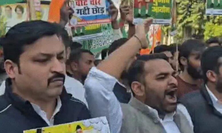 Lucknow Congress Protest News, लखनऊ कांग्रेस प्रदर्शन, कांग्रेस पुलिस भिड़ंत, युवा कांग्रेस मार्च, वोट चोर गद्दी छोड़ आंदोलन, चुनाव आयोग विवाद, लखनऊ खबर आज, कांग्रेस कार्यकर्ता हिरासत, Lucknow Congress Protest News, Congress protest Lucknow, Youth Congress march, Police Congress clash, Election Commission protest, Lucknow political news, Congress workers detained, लखनऊ कांग्रेस प्रदर्शन फोटो, युवा कांग्रेस मार्च तस्वीर, पुलिस बैरिकेड लखनऊ, कांग्रेस कार्यकर्ता हिरासत फोटो, Lucknow Congress protest image, Youth Congress march photo, Police barricade Lucknow, Congress workers detained picture, #LucknowCongressProtestNews, #CongressProtest, #YouthCongress, #ElectionCommission, #PoliticalNews, #LucknowNews, #BreakingNews,