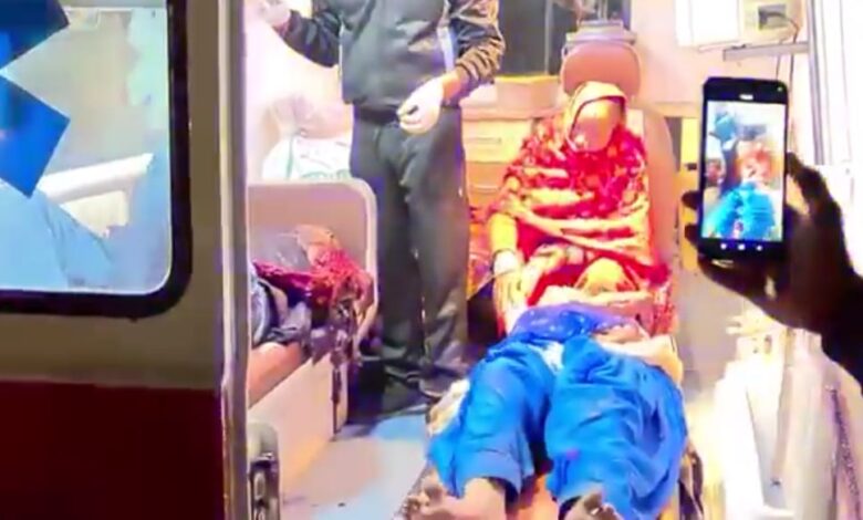 यमुना एक्सप्रेस-वे बस हादसा, मथुरा बस एक्सीडेंट, स्लीपर बस पलटी, 15 यात्री घायल, एक्सप्रेसवे हादसा, बलदेव थाना क्षेत्र दुर्घटना, नोएडा से रायबरेली बस, हादसे की तस्वीरें, यूपी सड़क दुर्घटना, यमुना एक्सप्रेसवे न्यूज़, Yamuna Expressway Bus Accident, Mathura Bus Crash, Sleeper Bus Overturned, 15 Passengers Injured, Expressway Accident News, Baldev Police Station Incident, Noida to Raebareli Bus, UP Road Accident, Bus Overturn Images, यमुना एक्सप्रेसवे हादसा फोटो, बस पलटी तस्वीर, घायल यात्रियों की इमेज, मथुरा दुर्घटना चित्र, Yamuna Expressway accident image, overturned bus photo, injured passengers rescue image, Mathura crash picture, #YamunaExpresswayAccident #BusAccident #MathuraNews #BreakingNews #UPNews #RoadAccident #SleeperBus #IndiaNews #ExpresswayCrash,