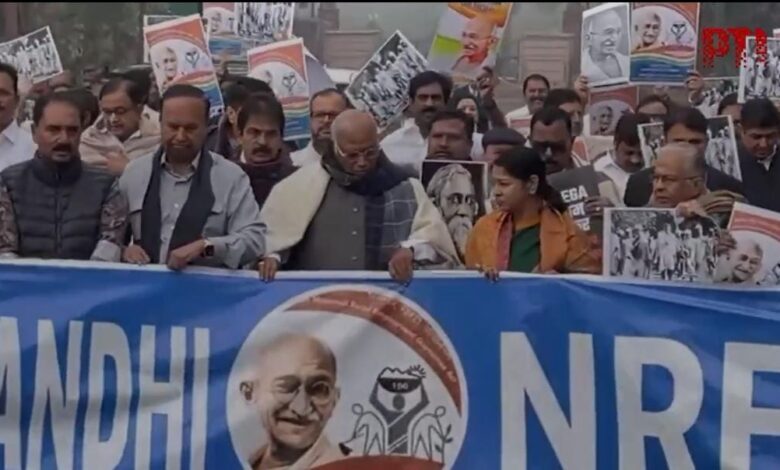 VB-G RAM G बिल के खिलाफ विपक्ष का हल्लाबोल, VB-G RAM G Bill protest, मनरेगा की जगह नया बिल, संसद विरोध प्रदर्शन, INDIA bloc protest, Mallikarjun Kharge statement, Parliament opposition rally, MGNREGA replacement bill, Central government bill controversy,संसद परिसर विरोध प्रदर्शन, विपक्षी सांसद रैली, INDIA ब्लॉक प्रदर्शन, खड़गे संसद मार्च, VB-G RAM G बिल विरोध, Parliament protest India, Opposition rally parliament, Kharge protest march,नई दिल्ली संसद समाचार, केंद्र सरकार बिल विवाद, राष्ट्रीय राजनीति खबर, संसद सत्र हंगामा, विपक्षी प्रदर्शन खबर, मनरेगा विवाद समाचार, New Delhi Parliament news, National political protest, Central government bill controversy, Opposition protest India,#VBG_RAM_GBill, #मनरेगाविवाद, #OppositionProtest, #INDIABlock, #ParliamentNews, #MallikarjunKharge, #PoliticalProtest, #CentralGovernment, #NationalPolitics, #BreakingNews,