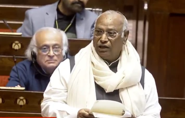 Kharge's statement sparked uproar in the House, with Rijiju countering: Opposition should maintain decorum.खड़गे के बयान पर उबला सदन, राज्यसभा हंगामा, मल्लिकार्जुन खड़गे बयान, किरेन रिजिजू प्रतिक्रिया, नए सभापति राधाकृष्णन, संसद विवाद, विपक्ष बनाम सत्ता पक्ष, खड़गे न्यूज, राज्यसभा राजनीति, राजनीतिक बयानबाज़ी, Kharge statement controversy, Parliament uproar, Rajya Sabha disturbance, Kiren Rijiju reaction, new Chairman Radhakrishnan, Kharge news update, opposition vs government, political clash in parliament, Rajya Sabha debate, Indian politics news, खड़गे बयान विवाद, सदन में हंगामा, राधाकृष्णन सभापति, रिजिजू का बयान, कांग्रेस भाजपा टकराव, Kharge remark issue, parliament chaos India, Rijiju attack Congress, chairman controversy, opposition remark, #खड़गेकेबयानपरउबलासदन, #KhargeStatement, #RajyaSabha, #KirenRijiju, #IndianPolitics, #OppositionVsGovernment, #ParliamentNews, #PoliticalUpdates, #CongressBJPClash, #IndiaNews,