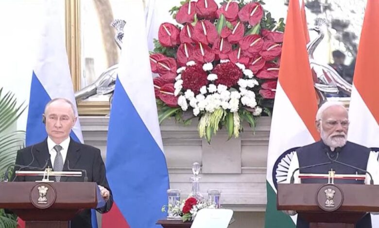 भारत रूस बड़ी डील, मोदी पुतिन बैठक, भारत रूस समझौते, हेल्थकेयर एमओयू, माइग्रेशन एग्रीमेंट, भारत रूस रिश्ते, फर्टिलाइज़र डील, पोलर शिपिंग सहयोग, नई दिल्ली प्रेस कॉन्फ्रेंस, India Russia Big Deal, Modi Putin Meeting, India Russia Agreements, Migration Cooperation, Healthcare MoU, Food Safety Standards, Polar Ships Cooperation, Fertilizer Deal India Russia, New Delhi Press Conference, भारत रूस प्रेस कॉन्फ्रेंस फोटो, मोदी पुतिन मीटिंग इमेज, समझौता हस्तांतरण तस्वीर, भारत रूस साझेदारी ग्राफिक, India Russia Deal Image, Modi Putin Joint Conference Photo, MoU Exchange Ceremony, India Russia Partnership Graphic, नई दिल्ली, भारत, राष्ट्रीय समाचार, अंतरराष्ट्रीय संबंध, केंद्र सरकार, प्रधानमंत्री कार्यालय, रूस, विदेश नीति, अंतरराष्ट्रीय डिप्लोमेसी, #IndiaRussiaDeal, #ModiPutinMeet, #BilateralRelations, #InternationalNews, #DelhiNews, #IndiaDiplomacy,
