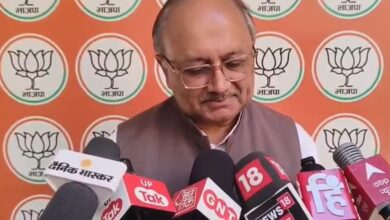 सिद्धार्थनाथ सिंह का पलटवार, अखिलेश यादव बयान विवाद, UP राजनीति घुसपैठिया मुद्दा, सपा भाजपा बयानबाजी, फर्जी दस्तावेज घुसपैठिया जांच, उत्तर प्रदेश राजनीतिक खबर, लखनऊ राजनीति अपडेट, BJP vs SP विवाद, Siddharth Nath Singh Attack, Akhilesh Yadav Statement, UP Politics News, Illegal Immigrants Verification UP, BJP SP Political Clash, Fake Documents Controversy UP, Sitapur Lucknow Political Updates, UP Government vs SP, सिद्धार्थनाथ सिंह फोटो, अखिलेश यादव विवाद तस्वीर, UP राजनीति बयानबाज़ी इमेज, भाजपा सपा राजनीतिक बयान फोटो, Siddharth Nath Singh Image, Akhilesh Yadav Controversy Photo, UP Political Statement Image, BJP SP Clash Picture, #UPPolitics #AkhileshYadav #SiddharthNathSingh #BJPvsSP #PoliticalNews #UPNews #GhuspethiyaIssue #AkhileshStatement #BJPStatement #SPBJPClash