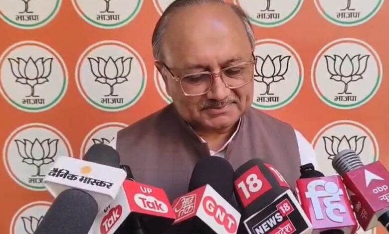 सिद्धार्थनाथ सिंह का पलटवार, अखिलेश यादव बयान विवाद, UP राजनीति घुसपैठिया मुद्दा, सपा भाजपा बयानबाजी, फर्जी दस्तावेज घुसपैठिया जांच, उत्तर प्रदेश राजनीतिक खबर, लखनऊ राजनीति अपडेट, BJP vs SP विवाद, Siddharth Nath Singh Attack, Akhilesh Yadav Statement, UP Politics News, Illegal Immigrants Verification UP, BJP SP Political Clash, Fake Documents Controversy UP, Sitapur Lucknow Political Updates, UP Government vs SP, सिद्धार्थनाथ सिंह फोटो, अखिलेश यादव विवाद तस्वीर, UP राजनीति बयानबाज़ी इमेज, भाजपा सपा राजनीतिक बयान फोटो, Siddharth Nath Singh Image, Akhilesh Yadav Controversy Photo, UP Political Statement Image, BJP SP Clash Picture, #UPPolitics #AkhileshYadav #SiddharthNathSingh #BJPvsSP #PoliticalNews #UPNews #GhuspethiyaIssue #AkhileshStatement #BJPStatement #SPBJPClash