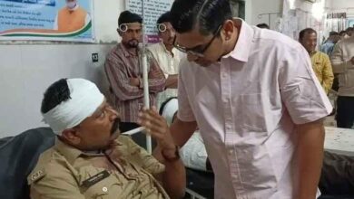 गुजरात हिंसा, बनासकांठा हमला, सरकारी अधिकारियों पर हमला, धनुष बाण हमला, पथराव गुजरात में अधिकारियों पर हमला, Gujarat Officials Attack, Banaskantha Violence News, Attack on Government Officials Gujarat, Padhliya Village Incident, Gujarat Law and Order News, Forest Revenue Police Officers Injured, Gujarat Breaking News, बनासकांठा में अधिकारियों पर हमला, Gujarat Banaskantha Officials Attack #GujaratNews #Banaskantha #OfficialsAttack #LawAndOrder #BreakingNews #ForestDepartment #PoliceInjured