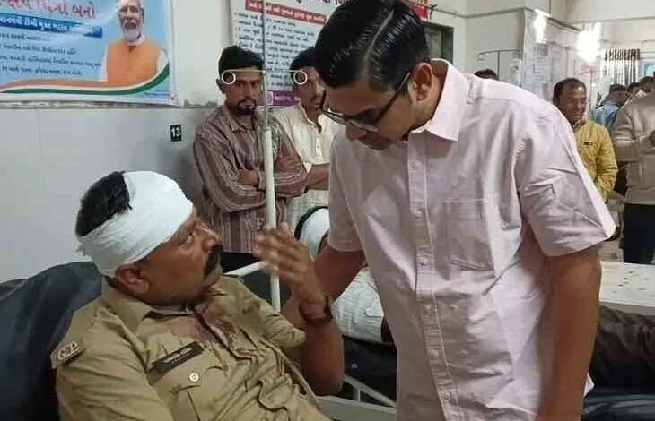 गुजरात हिंसा, बनासकांठा हमला, सरकारी अधिकारियों पर हमला, धनुष बाण हमला, पथराव गुजरात में अधिकारियों पर हमला, Gujarat Officials Attack, Banaskantha Violence News, Attack on Government Officials Gujarat, Padhliya Village Incident, Gujarat Law and Order News, Forest Revenue Police Officers Injured, Gujarat Breaking News, बनासकांठा में अधिकारियों पर हमला, Gujarat Banaskantha Officials Attack #GujaratNews #Banaskantha #OfficialsAttack #LawAndOrder #BreakingNews #ForestDepartment #PoliceInjured