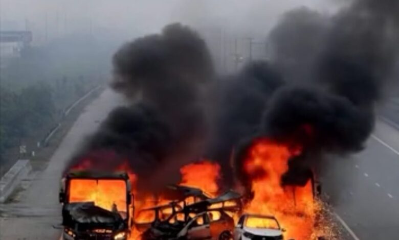 मथुरा यमुना एक्सप्रेस-वे हादसा, Mathura Yamuna Expressway Accident, मथुरा सड़क हादसा, Mathura Road Accident, यमुना एक्सप्रेसवे बस हादसा, Yamuna Expressway Bus Crash, उत्तर प्रदेश एक्सीडेंट न्यूज, UP Accident News, बलदेव थाना हादसा, Baldev Police Station Accident, कोहरा सड़क हादसा, Fog Accident India, मथुरा एक्सप्रेस-वे आग हादसा, Mathura Expressway Fire Accident, यमुना एक्सप्रेसवे बस जली, Burnt Bus Yamuna Expressway, मथुरा एक्सीडेंट रेस्क्यू, Mathura Accident Rescue, SDRF Rescue Operation UP, #MathuraAccident, #YamunaExpressway, #UPBreakingNews, #BusAccident, #RoadAccidentIndia, #CMYogi, #SDRF, #MathuraNews, #उत्तरप्रदेश, #मथुरा, #ब्रेकिंगन्यूज,