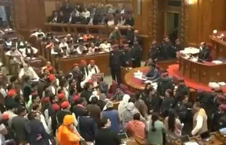 कोडीन सीरप विधानसभा हंगामा, यूपी विधानसभा शीतकालीन सत्र, कोडीन कफ सीरप विवाद, सपा विधायक हंगामा, सुरेश खन्ना बयान, विधानसभा समाचार उत्तर प्रदेश, Codeine Syrup Assembly Ruckus, UP Assembly Winter Session, Samajwadi Party Protest, Suresh Khanna Statement, Uttar Pradesh Politics News, Legislative Assembly News UP, Political News Hindi,कोडीन सीरप पर विधानसभा हंगामा, यूपी विधानसभा सत्र दृश्य, सपा विधायक प्रदर्शन, सुरेश खन्ना विधानसभा भाषण, विधानसभा अध्यक्ष सतीश महाना, Codeine Syrup Issue UP Assembly, MLA Protest Image, UP Assembly Chaos, Speaker Warning Assembly,