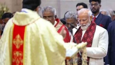 क्रिसमस पर चर्च पहुंचे पीएम मोदी, पीएम मोदी क्रिसमस, नरेंद्र मोदी चर्च विजिट, दिल्ली चर्च समाचार, कैथेड्रल चर्च ऑफ द रिडेम्पशन, PM Modi Christmas, PM Modi church visit, Cathedral Church Delhi, Modi Christmas message, India religious पीएम मोदी चर्च में प्रार्थना, क्रिसमस पर मोदी, दिल्ली कैथेड्रल चर्च, सामाजिक सद्भाव संदेश, PM Modi in church, Modi Christmas prayer, Delhi Cathedral Church image, religious harmony India,harmony news,क्रिसमस पर चर्च पहुंचे पीएम मोदी, दिल्ली, नई दिल्ली, कैथेड्रल चर्च ऑफ द रिडेम्पशन, प्रधानमंत्री नरेंद्र मोदी, क्रिसमस समारोह, धार्मिक सद्भाव, राष्ट्रीय खबर, New Delhi news, PM Modi visit, Christmas celebration India, church visit PM, national politics news, #PMModi, #Christmas2025, #ReligiousHarmony, #DelhiNews, #CathedralChurch, #NationalNews,