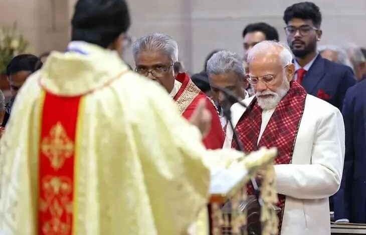 क्रिसमस पर चर्च पहुंचे पीएम मोदी, पीएम मोदी क्रिसमस, नरेंद्र मोदी चर्च विजिट, दिल्ली चर्च समाचार, कैथेड्रल चर्च ऑफ द रिडेम्पशन, PM Modi Christmas, PM Modi church visit, Cathedral Church Delhi, Modi Christmas message, India religious पीएम मोदी चर्च में प्रार्थना, क्रिसमस पर मोदी, दिल्ली कैथेड्रल चर्च, सामाजिक सद्भाव संदेश, PM Modi in church, Modi Christmas prayer, Delhi Cathedral Church image, religious harmony India,harmony news,क्रिसमस पर चर्च पहुंचे पीएम मोदी, दिल्ली, नई दिल्ली, कैथेड्रल चर्च ऑफ द रिडेम्पशन, प्रधानमंत्री नरेंद्र मोदी, क्रिसमस समारोह, धार्मिक सद्भाव, राष्ट्रीय खबर, New Delhi news, PM Modi visit, Christmas celebration India, church visit PM, national politics news, #PMModi, #Christmas2025, #ReligiousHarmony, #DelhiNews, #CathedralChurch, #NationalNews,