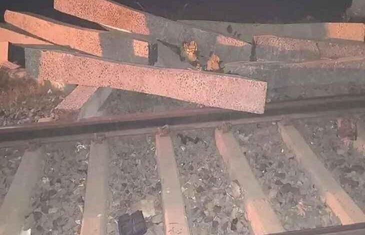 UP में ट्रेन पलटाने की साजिश, कानपुर लखनऊ रेल मार्ग खबर, मगरवारा स्टेशन समाचार, यूपी रेलवे सुरक्षा, रेल ट्रैक पर स्लीपर, UP railway conspiracy news, Kanpur Lucknow railway track news, UP train accident conspiracy, Indian railway safety news, Uttar Pradesh railway update, ﻿ कानपुर लखनऊ रेल ट्रैक, मगरवारा स्टेशन ट्रैक, रेलवे स्लीपर ट्रैक पर, यूपी रेलवे सुरक्षा, RPF जांच, Kanpur Lucknow rail track sleeper, UP railway track obstruction, Indian railway alert, railway safety India, ﻿ कानपुर जिला रेलवे खबर, उन्नाव जिला समाचार, उत्तर प्रदेश रेल समाचार, रेलवे सुरक्षा खबर, ब्रेकिंग न्यूज़ यूपी, अपराध आशंका खबर, कानपुर-लखनऊ रेल रूट अपडेट, RPF अधिकारी बयान, उत्तर प्रदेश राज्य समाचार, Indian railway breaking news, Kanpur railway news, Unnao district railway news, UP state railway safety news, ﻿ UPमेंट्रेनपलटानेकीसाजिश, #KanpurLucknowRailway, #UPRailwayNews, #RailwaySafety, #MagrwaraStation, #IndianRailway, #UPBreakingNews, #RPFUpdate, #TrainSafety, #UttarPradeshNews,