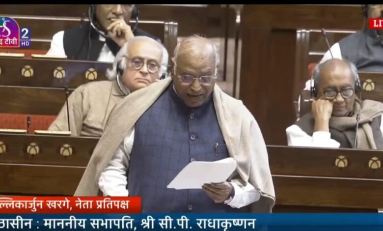 वंदे मातरम् विवाद, खड़गे का बयान, RSS अंग्रेजों की नौकरी, कांग्रेस बनाम बीजेपी, राज्यसभा वंदे मातरम् बहस, दिल्ली राजनीतिक समाचार, खड़गे vs मोदी सरकार, असहयोग आंदोलन 1921, Vande Mataram Controversy, Kharge Statement, RSS Role in Independence, Congress BJP Clash, Rajya Sabha Debate News, Delhi Politics Update, वंदे मातरम् चर्चा, कांग्रेस अध्यक्ष खड़गे, RSS आलोचना, आजादी आंदोलन इतिहास, Kharge Attacks BJP, Vande Mataram Debate, Independence Movement Facts, #VandeMataramDebate, #Kharge, #RSS, #CongressVsBJP, #RajyaSabha, #PoliticalNews, #DelhiNews, #IndependenceHistory,