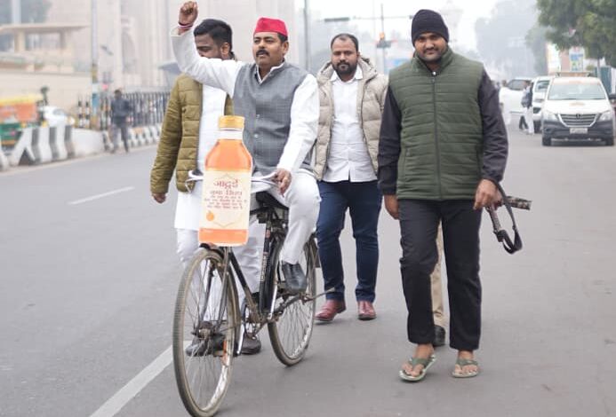 साइकिल से विधानसभा पहुंचे सपा एमएलसी आशुतोष सिन्हा, SP MLC cycle protest, Ashutosh Sinha MLC Graduate Constituency, UP Assembly cough syrup protest, कफ सिरप मौत मामला यूपी, उत्तर प्रदेश विधानसभा शीतकालीन सत्र, समाजवादी पार्टी विधान परिषद, Lucknow Assembly News, Uttar Pradesh Political News, UP Health Scam, Political Protest News, Lucknow District, Uttar Pradesh State, Legislative Council News 🖼 ALT KEYWORDS (Image SEO) साइकिल से विधानसभा पहुंचे सपा एमएलसी आशुतोष सिन्हा, साइकिल पर विरोध करते सपा एमएलसी, कफ सिरप विरोध प्रदर्शन यूपी, SP MLC cycle protest image, UP Assembly protest visuals, Lucknow Vidhan Bhavan #साइकिलसेविधानसभापहुंचेसपाएमएलसी, #AshutoshSinhaMLC, #SPMLC, #GraduateConstituency, #UPAssembly, #CoughSyrupCase, #कफसिरपमामला, #UttarPradeshPolitics, #LucknowNews, #AssemblyWinterSession, #HealthScamUP