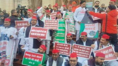 UP विधानसभा सपा प्रदर्शन, समाजवादी पार्टी विरोध, कोडीन सिरप तस्करी यूपी, विधानसभा हंगामा आज, सपा विधायक नारेबाजी, भाजपा सरकार पर आरोप, UP Assembly SP Protest, Samajwadi Party Demonstration, Codeine Syrup Smuggling UP, Unemployment Inflation UP News, Uttar Pradesh Politics News,सपा विधायकों का प्रदर्शन विधानसभा, यूपी विधानसभा विरोध प्रदर्शन, कोडीन सिरप मुद्दा सपा, विधानसभा परिसर नारेबाज़ी, Samajwadi Party Protest Image, UP Assembly Chaos, SP MLA Protest Visual,#UPAssembly #SamajwadiParty #SPProtest #कोडीनसीरप #विधानसभा_हंगामा #BJPvsSP #UPPolitics #LucknowNews #उत्तरप्रदेश_समाचार #PoliticalNewsHindi #AssemblyUpdates #NationalPrastavana,