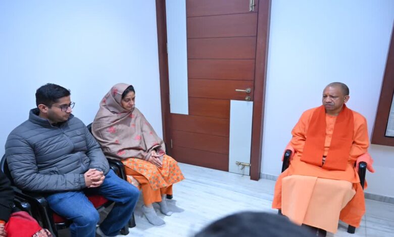 सीएम योगी बरेली पहुंचे, श्याम बिहारी लाल श्रद्धांजलि, भाजपा विधायक अंतिम संस्कार, राजकीय सम्मान अंत्येष्टि, CM Yogi Tribute Image, Bareilly MLA Funeral Image,बरेली भाजपा विधायक निधन, श्याम बिहारी लाल निधन, फरीदपुर विधायक मौत, हार्ट अटैक से विधायक निधन, सीएम योगी बरेली दौरा, Bareilly BJP MLA Death, Shyam Bihari Lal Death News, Faridpur MLA Dies, CM Yogi Condolence Visit,बरेली, उत्तर प्रदेश, राजनीतिक खबर, भाजपा विधायक निधन, श्याम बिहारी लाल, फरीदपुर विधानसभा, मुख्यमंत्री योगी आदित्यनाथ, Bareilly News, Uttar Pradesh Politics, BJP MLA Death News, CM Yogi Visit, #BareillyNews, #BJPMLA, #CMYogi, #ShyamBihariLal, #UttarPradesh,