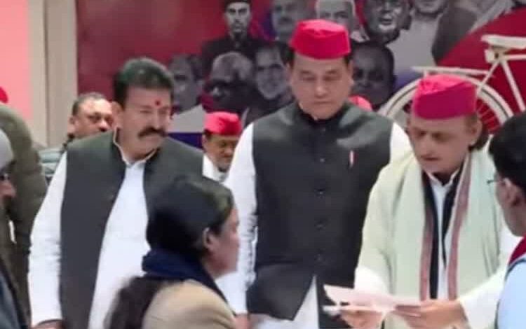 Akhilesh Yadav BJP fake votes allegation, अखिलेश यादव फर्जी वोट आरोप, यूपी वोटर लिस्ट विवाद, SIR voter list UP, BJP fake voters claim, Samajwadi Party press conference, Uttar Pradesh election controversy, Lucknow political news,अखिलेश यादव प्रेस वार्ता फोटो, SIR वोटर लिस्ट विवाद यूपी, समाजवादी पार्टी नेता अखिलेश यादव, Akhilesh Yadav press conference image, BJP fake vote allegation photo, UP election voter list image,#AkhileshYadav #BJPFakeVotes #SIRControversy #UPPolitics #VoterListIssue #SamajwadiParty #ElectionIntegrity #LucknowNews,
