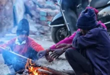 उत्तर भारत में ठंड, दिल्ली मौसम समाचार, कड़ाके की ठंड यूपी दिल्ली, शीतलहर उत्तर भारत, आयानगर तापमान, पिलानी सबसे ठंडा शहर, North India Cold Wave, Delhi Weather Today, Coldest City India, Winter News India,उत्तर भारत ठंड फोटो, दिल्ली ठंड मौसम, अलाव जलाते लोग, पिलानी ठंड, Cold Wave Image India, Delhi Cold Weather Image, North India Winter Image,#ColdWave, #DelhiWeather, #NorthIndiaCold, #WinterNews, #Ayanagar, #Pilani, #RajasthanWeather, #UttarakhandWeather, #WeatherAlertIndia,