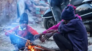 उत्तर भारत में ठंड, दिल्ली मौसम समाचार, कड़ाके की ठंड यूपी दिल्ली, शीतलहर उत्तर भारत, आयानगर तापमान, पिलानी सबसे ठंडा शहर, North India Cold Wave, Delhi Weather Today, Coldest City India, Winter News India,उत्तर भारत ठंड फोटो, दिल्ली ठंड मौसम, अलाव जलाते लोग, पिलानी ठंड, Cold Wave Image India, Delhi Cold Weather Image, North India Winter Image,#ColdWave, #DelhiWeather, #NorthIndiaCold, #WinterNews, #Ayanagar, #Pilani, #RajasthanWeather, #UttarakhandWeather, #WeatherAlertIndia,
