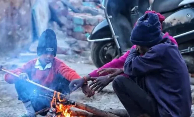 उत्तर भारत में ठंड, दिल्ली मौसम समाचार, कड़ाके की ठंड यूपी दिल्ली, शीतलहर उत्तर भारत, आयानगर तापमान, पिलानी सबसे ठंडा शहर, North India Cold Wave, Delhi Weather Today, Coldest City India, Winter News India,उत्तर भारत ठंड फोटो, दिल्ली ठंड मौसम, अलाव जलाते लोग, पिलानी ठंड, Cold Wave Image India, Delhi Cold Weather Image, North India Winter Image,#ColdWave, #DelhiWeather, #NorthIndiaCold, #WinterNews, #Ayanagar, #Pilani, #RajasthanWeather, #UttarakhandWeather, #WeatherAlertIndia,