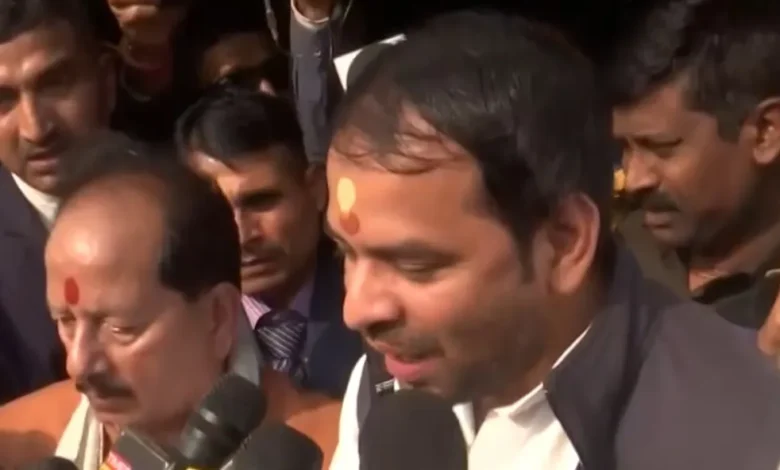 बिहार राजनीति, तेज प्रताप यादव समाचार, विजय कुमार सिन्हा, दही चूड़ा भोज बिहार, Bihar Politics News, Tej Pratap Yadav, Vijay Kumar Sinha, Bihar Political Meeting, Patna Political News,तेज प्रताप यादव विजय सिन्हा, दही चूड़ा भोज पटना, बिहार राजनीति तस्वीर, Tej Pratap with Deputy CM, Bihar Politics Image, Patna Political Event,#BiharPolitics, #TejPratapYadav, #VijaySinha, #DahiChuraBhoj, #PatnaNews, #PoliticalNews, #RJD, #BJP,