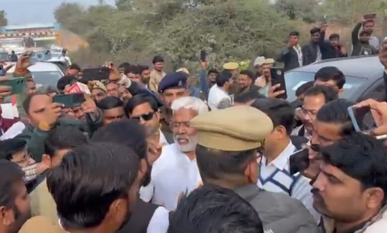 BJP विधायक ने रोका कैबिनेट मंत्री, Mahoba BJP News, स्वतंत्र देव सिंह समाचार, Brijbhushan Rajput BJP MLA, जल जीवन मिशन सड़क विवाद, Mahoba Political News, UP Cabinet Minister News, BJP Internal Conflict Uttar Pradesh, Mahoba Road Issue, Jal Jeevan Mission Controversy,महोबा BJP विधायक मंत्री विवाद, Cabinet Minister stopped by BJP MLA, Mahoba Jal Jeevan Mission Protest, UP BJP MLA Road Protest, स्वतंत्र देव सिंह महोबा दौरा,#Mahoba,#UttarPradesh,#BJPMla,#SwatantraDevSingh,#JalJeevanMission,#UPPolitics,#BJPNews,#RoadIssue,#CabinetMinister,#BrijbhushanRajput,