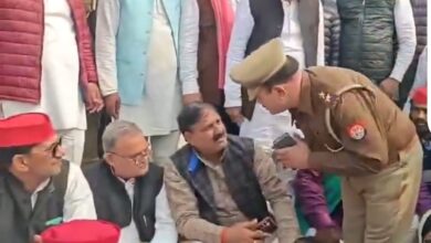 सनातन पांडेय वायरल वीडियो, बलिया सांसद वीडियो, दारोगा पैर छूता वीडियो, नगरा थाना विवाद, बलिया राजनीति खबर, गाजीपुर टोल प्लाजा मामला,Sanatan Pandey Viral Video, Ballia MP News, Police Officer Touching Feet Video, SP MP Controversy UP, Ballia Political News,सनातन पांडेय वायरल वीडियो फोटो, दारोगा सांसद पैर छूते, बलिया पुलिस विवाद,Sanatan Pandey Viral Video Thumbnail, Ballia MP Police Gesture Image, UP Political Controversy Photo,बलिया जिला राजनीतिक समाचार, उत्तर प्रदेश सांसद विवाद, Ballia Viral Video News, UP Police Controversy, Political Viral Video India,#SanatanPandey, #सनातनपांडेयवायरलवीडियो, #BalliaNews, #UPPolitics, #PoliceControversy, #ViralVideoIndia, #SPMP, #UttarPradeshNews,