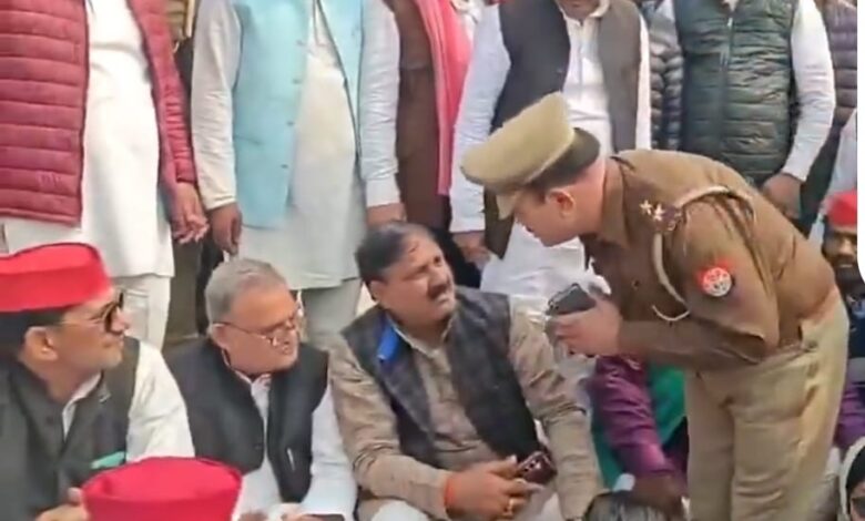 सनातन पांडेय वायरल वीडियो, बलिया सांसद वीडियो, दारोगा पैर छूता वीडियो, नगरा थाना विवाद, बलिया राजनीति खबर, गाजीपुर टोल प्लाजा मामला,Sanatan Pandey Viral Video, Ballia MP News, Police Officer Touching Feet Video, SP MP Controversy UP, Ballia Political News,सनातन पांडेय वायरल वीडियो फोटो, दारोगा सांसद पैर छूते, बलिया पुलिस विवाद,Sanatan Pandey Viral Video Thumbnail, Ballia MP Police Gesture Image, UP Political Controversy Photo,बलिया जिला राजनीतिक समाचार, उत्तर प्रदेश सांसद विवाद, Ballia Viral Video News, UP Police Controversy, Political Viral Video India,#SanatanPandey, #सनातनपांडेयवायरलवीडियो, #BalliaNews, #UPPolitics, #PoliceControversy, #ViralVideoIndia, #SPMP, #UttarPradeshNews,