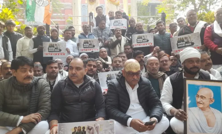 काशी मनरेगा बचाओ संग्राम, वाराणसी कांग्रेस उपवास, मनरेगा आंदोलन यूपी, अजय राय बयान, मनरेगा बजट कटौती, UP Congress Protest, MGNREGA Protest Varanasi, Ajay Rai Congress, MNREGA News Uttar Pradesh, Political News Varanasi,मनरेगा बचाओ आंदोलन फोटो, कांग्रेस उपवास वाराणसी, अजय राय भाषण, गांधी प्रतिमा उपवास, MGNREGA Protest Image, Congress Protest UP, Varanasi Political Protest,#MGNREGA, #ManregaBachao, #VaranasiNews, #KashiPolitics, #UPCongress, #AjayRai, #CongressProtest, #RuralEmployment, #PoliticalNewsUP,