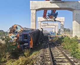 थाईलैंड ट्रेन हादसा, बैंकॉक ट्रेन दुर्घटना, नाखोन रत्चासिमा रेल हादसा, सिखियो जिला ट्रेन एक्सीडेंट, Thailand Train Accident, Bangkok Train Crash, Thailand Rail Accident, Nakhon Ratchasima Train Accident, High Speed Rail Thailand Accident, International Train News,थाईलैंड ट्रेन दुर्घटना तस्वीर, बैंकॉक के पास ट्रेन हादसा फोटो, क्रेन गिरने से ट्रेन पटरी से उतरी, Thailand train accident image, Bangkok rail accident photo, crane falls on train Thailand,#ThailandTrainAccident, #BangkokTrainCrash, #NakhonRatchasima, #SikhioDistrict, #ThailandBreakingNews, #InternationalNews, #RailAccident, #HighSpeedRailProject, #AFPNews, #ThaiPolice, #WorldNews,