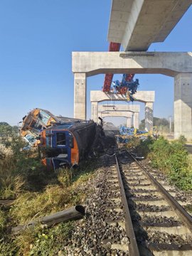 थाईलैंड ट्रेन हादसा, बैंकॉक ट्रेन दुर्घटना, नाखोन रत्चासिमा रेल हादसा, सिखियो जिला ट्रेन एक्सीडेंट, Thailand Train Accident, Bangkok Train Crash, Thailand Rail Accident, Nakhon Ratchasima Train Accident, High Speed Rail Thailand Accident, International Train News,थाईलैंड ट्रेन दुर्घटना तस्वीर, बैंकॉक के पास ट्रेन हादसा फोटो, क्रेन गिरने से ट्रेन पटरी से उतरी, Thailand train accident image, Bangkok rail accident photo, crane falls on train Thailand,#ThailandTrainAccident, #BangkokTrainCrash, #NakhonRatchasima, #SikhioDistrict, #ThailandBreakingNews, #InternationalNews, #RailAccident, #HighSpeedRailProject, #AFPNews, #ThaiPolice, #WorldNews,