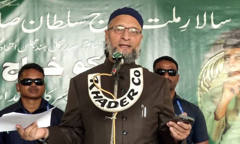 असदुद्दीन ओवैसी बयान, हिजाब प्रधानमंत्री भारत, AIMIM चीफ समाचार, सोलापुर चुनावी सभा, ओवैसी भाजपा विवाद, भारतीय संविधान समावेशिता, मुसलमानों पर बयान,Asaduddin Owaisi statement, Hijab PM of India remark, AIMIM chief speech, Solapur rally news, Indian Constitution inclusivity, Owaisi BJP reaction,असदुद्दीन ओवैसी सोलापुर रैली फोटो, AIMIM सभा महाराष्ट्र,सोलापुर, महाराष्ट्र, असदुद्दीन ओवैसी, AIMIM, हिजाब, भारतीय संविधान, प्रधानमंत्री बयान, भाजपा प्रतिक्रिया, शहजाद पूनावाला, UAPA कानून, नगर निगम चुनाव, Political News India, AIMIM News, Owaisi Statement,