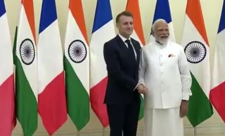 पीएम मोदी मैक्रों मुलाकात मुंबई, भारत फ्रांस द्विपक्षीय बैठक 2026, नरेंद्र मोदी इमैनुएल मैक्रों मीटिंग, AI Impact Summit Mumbai, India France Strategic Partnership, Modi Macron Bilateral Talks, Mumbai Political News 2026, Indo Pacific Cooperation India France,मोदी मैक्रों बैठक लोक भवन, मुंबई में भारत फ्रांस शिखर सम्मेलन, ताज होटल श्रद्धांजलि मैक्रों, पीएम मोदी एक्स पोस्ट, Prime Minister Modi meets Macron Mumbai, Taj Hotel Tribute 26/11,Mumbai Political News India France 2026, Narendra Modi Emmanuel Macron Meeting Update, India France AI Summit News Mumbai, Maharashtra Mumbai Diplomatic Visit News, Indo French Strategic Dialogue 2026,