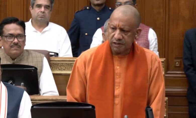 UP में शिक्षा मित्रों को 18 हज़ार मानदेय, शिक्षा मित्र मानदेय वृद्धि 2026, योगी आदित्यनाथ घोषणा, यूपी बजट सत्र 2026, अनुदेशक 17 हजार मानदेय, UP Shiksha Mitra Salary Hike, Yogi Adityanaसीएम योगी सदन में घोषणा फोटो, शिक्षा मित्र प्रदर्शन, यूपी विधानसभा बजट सत्र, स्कूटी योजना बालिकाएं, Yogi Adityanath Assembly Speech Image, UP Teachers Salary News Photo,th Budget Announcement, Uttar Pradesh Education News, Cashless Health Scheme Teachers UP,लखनऊ उत्तर प्रदेश बजट समाचार, यूपी विधानसभा शिक्षा मित्र खबर, उत्तर प्रदेश सरकारी कर्मचारी मानदेय वृद्धि, सीएम योगी बड़ी घोषणा, UP Budget Session 2026 News, Shiksha Mitra Salary Update Uttar Pradesh, Lucknow Political News 2026, Cashless Health Scheme UP Government,