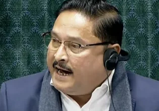 लोकसभा में सांसद निलंबन, लोकसभा हंगामा, राहुल गांधी भाषण, स्पीकर की ओर कागज फेंके, विपक्षी सांसद सस्पेंड, संसद की कार्यवाही स्थगित, Suspension of MPs in Lok Sabha, Lok Sabha Chaos, Rahul Gandhi Speech Row, Parliament Disruption India, Budget Session Suspension, New Delhi Political News,लोकसभा हंगामा फोटो, सांसद निलंबन संसद, स्पीकर चेयर पर कागज, राहुल गांधी लोकसभा, Lok Sabha Protest Image, Suspension of MPs India, Parliament Chaos Photo,#LokSabha #RahulGandhi #ParliamentChaos #Speaker #MPsSuspended #BudgetSession #PoliticalNews #NewDelhi