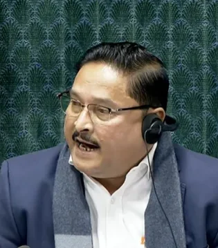 लोकसभा में सांसद निलंबन, लोकसभा हंगामा, राहुल गांधी भाषण, स्पीकर की ओर कागज फेंके, विपक्षी सांसद सस्पेंड, संसद की कार्यवाही स्थगित, Suspension of MPs in Lok Sabha, Lok Sabha Chaos, Rahul Gandhi Speech Row, Parliament Disruption India, Budget Session Suspension, New Delhi Political News,लोकसभा हंगामा फोटो, सांसद निलंबन संसद, स्पीकर चेयर पर कागज, राहुल गांधी लोकसभा, Lok Sabha Protest Image, Suspension of MPs India, Parliament Chaos Photo,#LokSabha #RahulGandhi #ParliamentChaos #Speaker #MPsSuspended #BudgetSession #PoliticalNews #NewDelhi